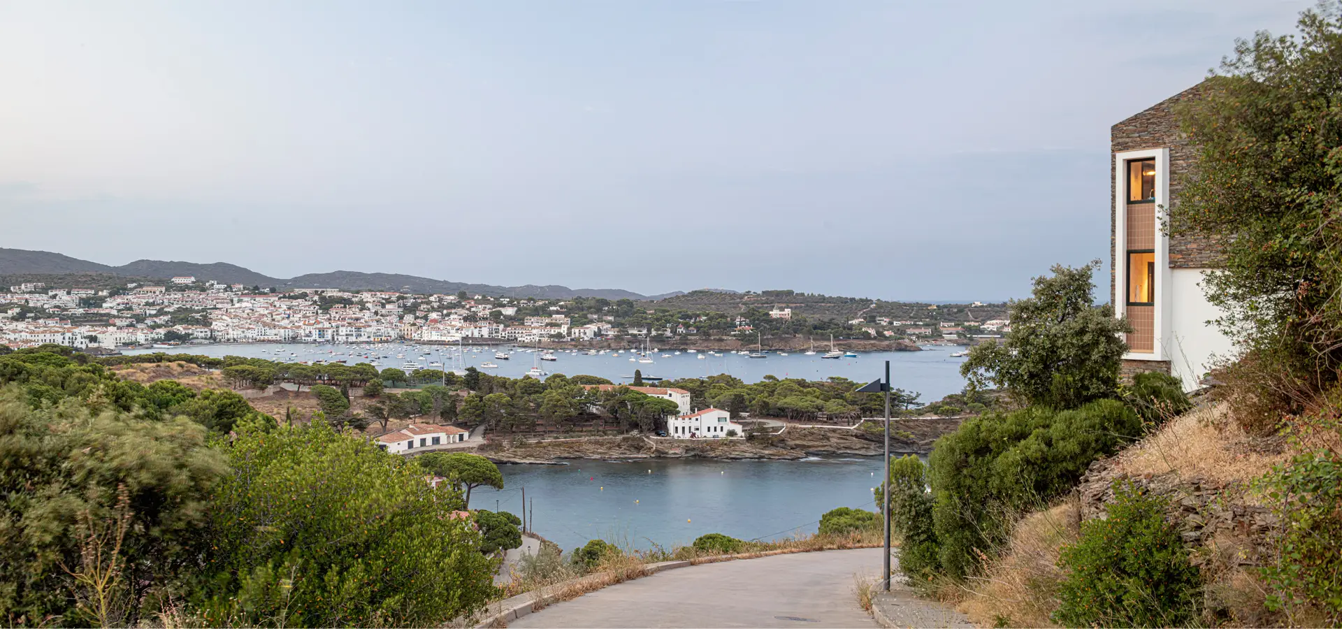 cadaques-house-exterior-lagula-arquitectura-catalunya-02